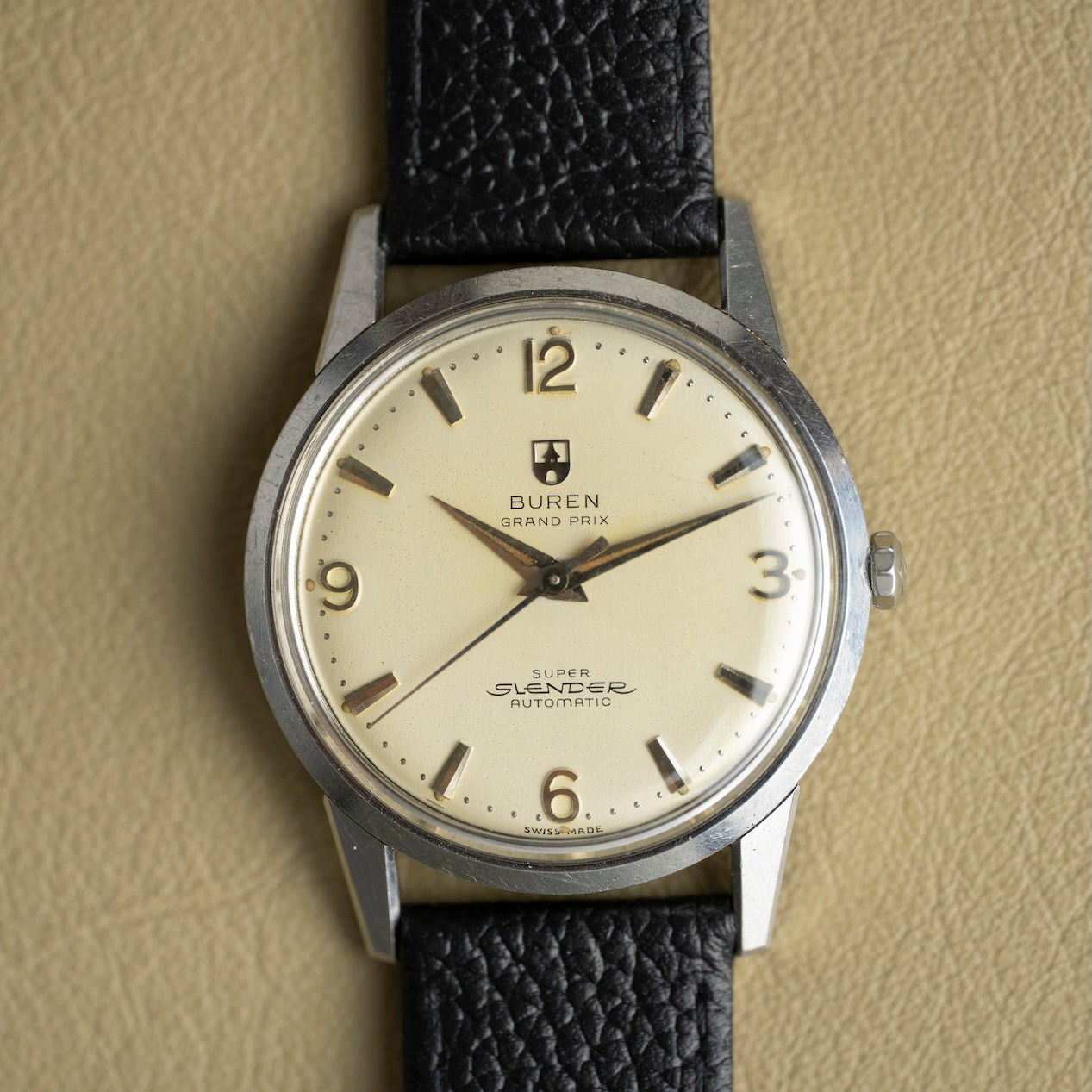 Cream dial of the Büren Grand Prix Super-Slender, applied indexes, vintage watch