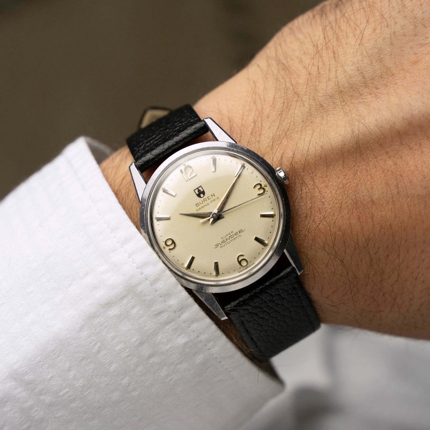 Montre vintage Büren Grand Prix Super-Slender des années 1960 portée au poignet