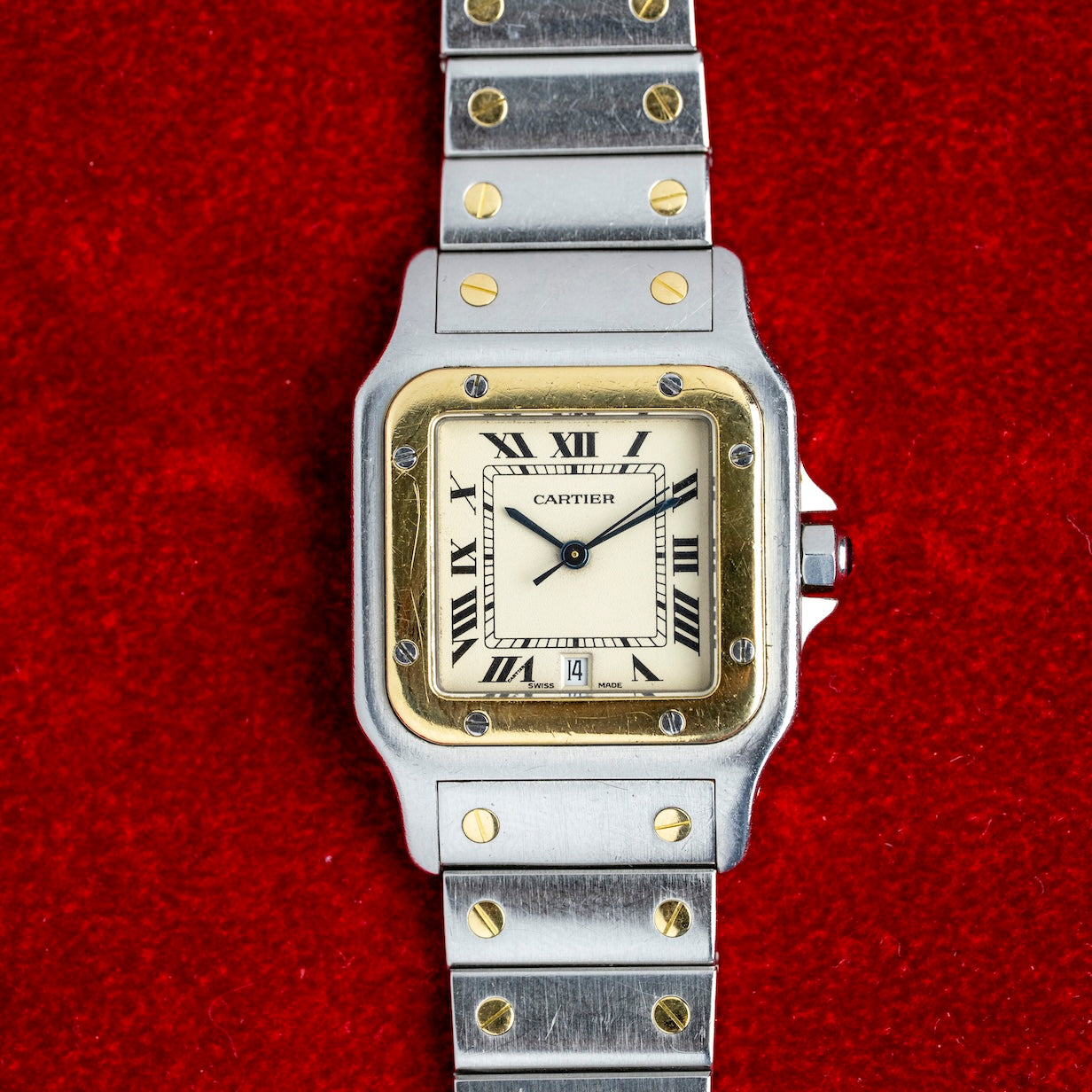 Cartier Santos Galbée vintage vue de face sur son bracelet acier et or