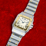 Cartier Santos Galbée 187901 vue de trois quarts, lunette en or jaune vissée, montre ancienne