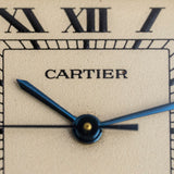 Détail de la signature Cartier et des aiguilles en acier bleui sur le cadran crème, montre vintage