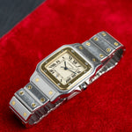 Cartier Santos Galbée 187901 posée sur velours rouge, bracelet acier et or, montre ancienne
