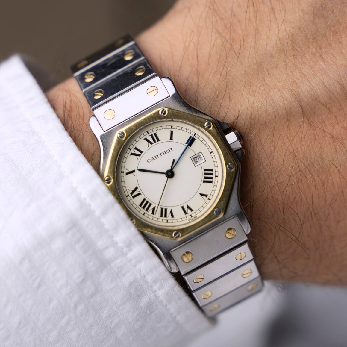Montre vintage Cartier Santos Octogonale 2966 au poignet, acier et or jaune, années 1990
