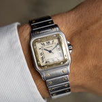 Montre vintage Cartier Santos Galbée 187901 au poignet, acier et or jaune 18 carats, années 1990