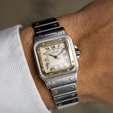 Montre vintage Cartier Santos Galbée 187901 au poignet, acier et or jaune 18 carats, années 1990