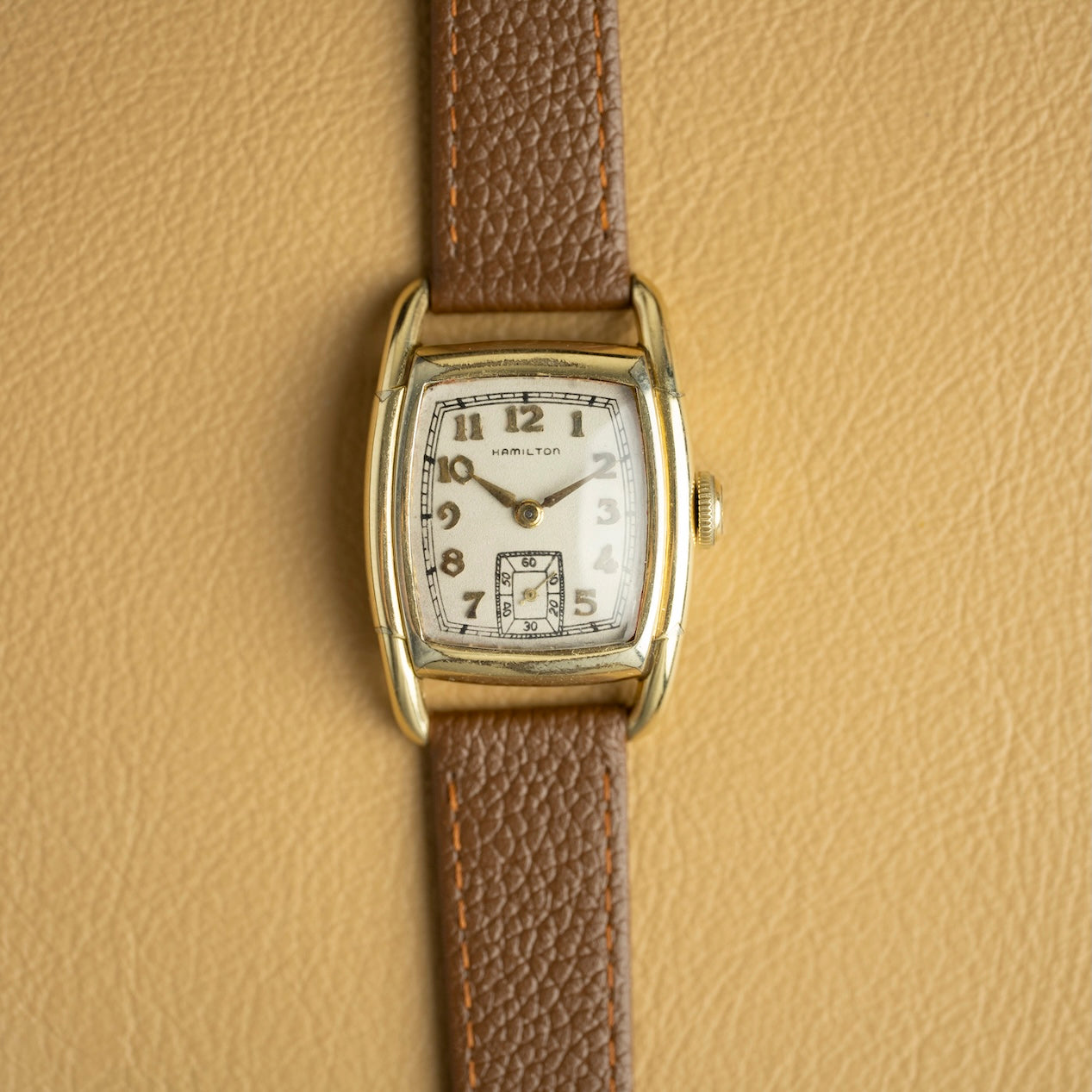 Hamilton Dodson 1938 vue de face, montre ancienne gold-filled 10K sur bracelet cuir