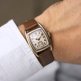 Montre vintage Hamilton Dodson de 1938 portée au poignet, boîtier étrier gold-filled