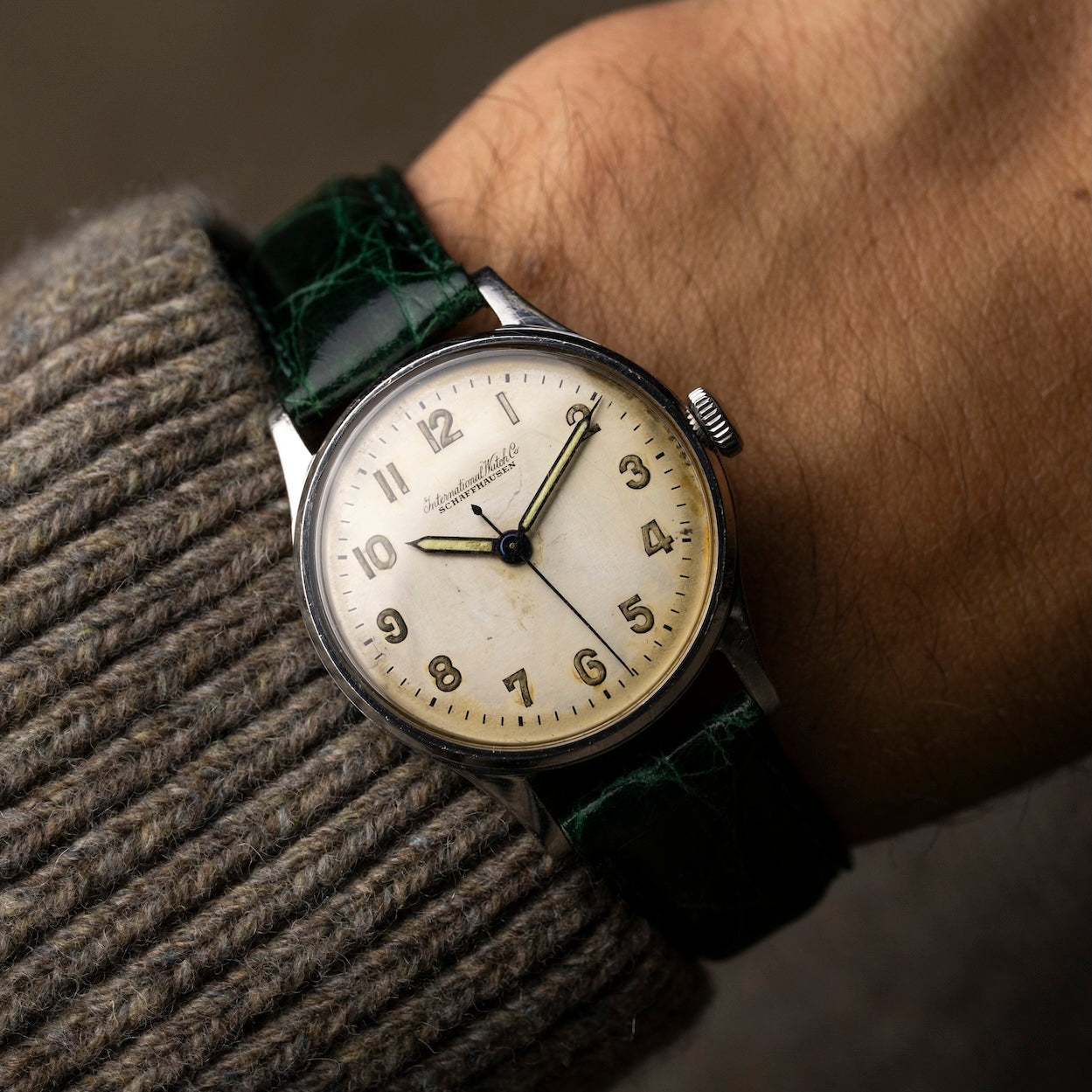 IWC calibre 89 1951, boîtier acier 31 mm, cadran patiné chiffres arabes, trotteuse bleue, portée