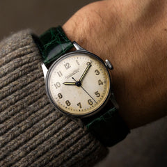 IWC calibre 89 1951, boîtier acier 31 mm, cadran patiné chiffres arabes, trotteuse bleue, portée