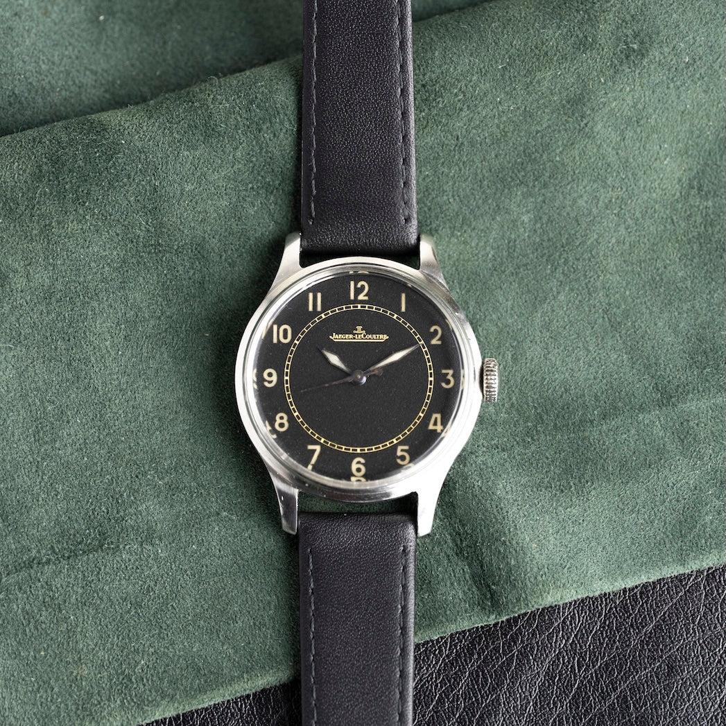 Jaeger-LeCoultre E159 visto de frente, relógio antigo de estilo militar em aço