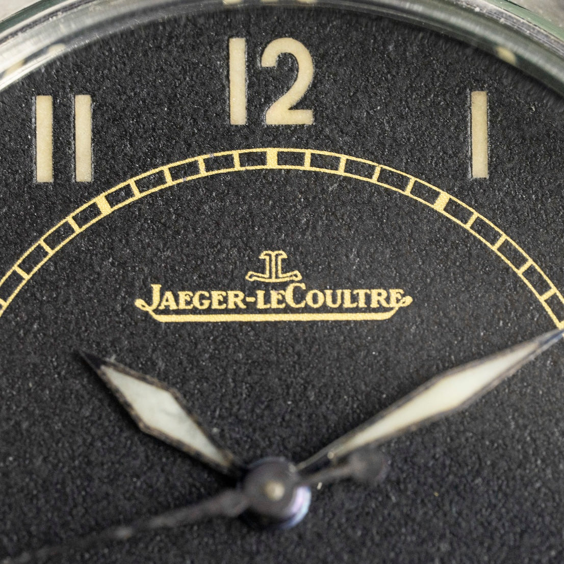 Logotipo Jaeger-LeCoultre e ponteiros no mostrador preto do E159 dos anos 1940, relógio antigo