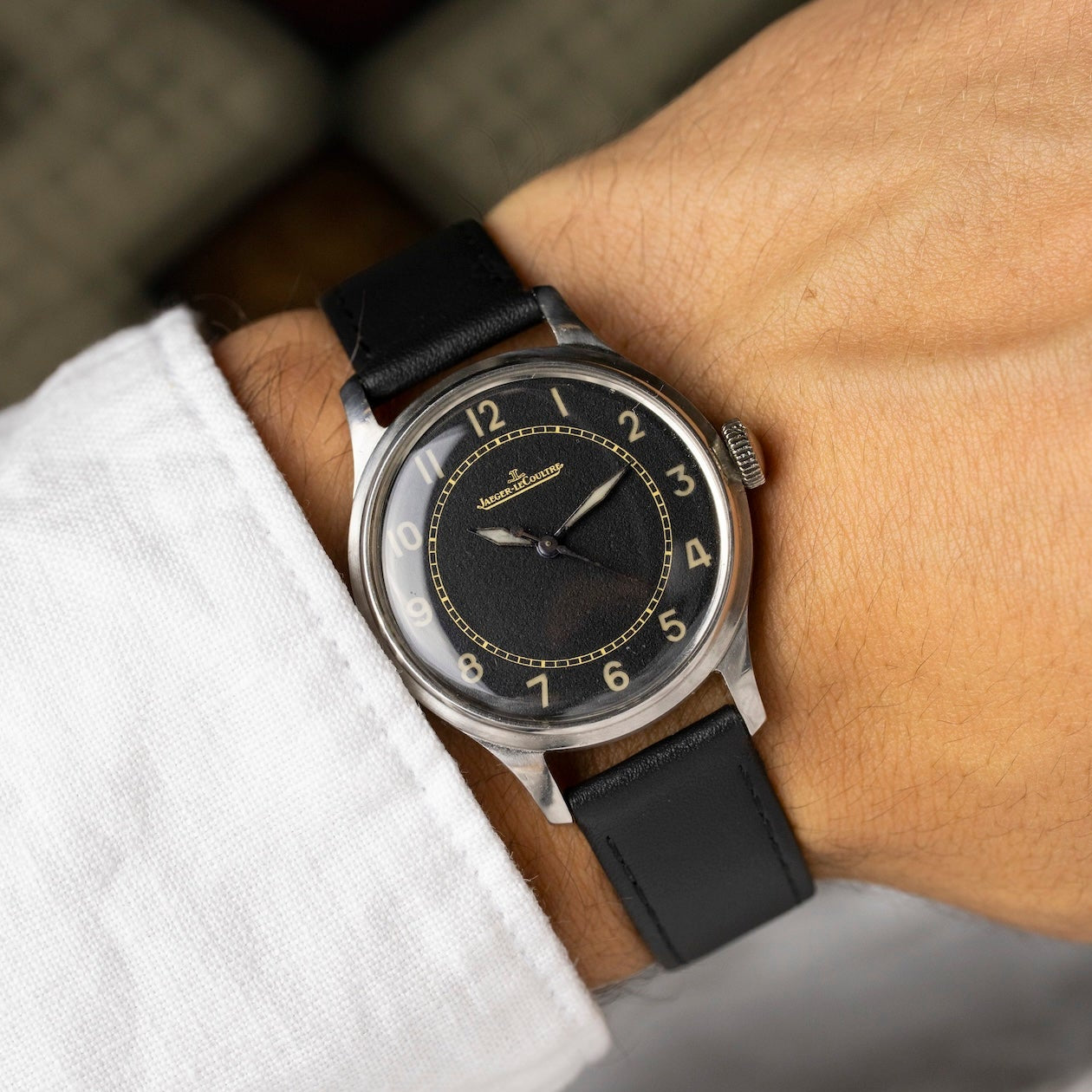 Montre vintage Jaeger-LeCoultre E159 des années 1940 au poignet, cadran noir militaire