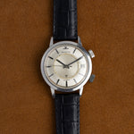 Jaeger-LeCoultre Memovox E855 vintage vue de face, cadran argenté et date à 3 heures