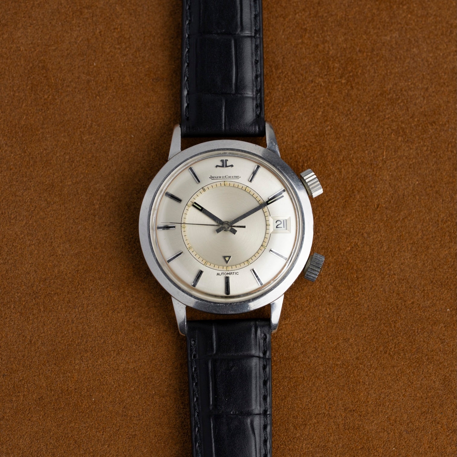 Jaeger-LeCoultre Memovox E855 vintage vue de face, cadran argenté et date à 3 heures