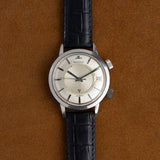 Jaeger-LeCoultre Memovox E855 vintage vue de face, cadran argenté et date à 3 heures