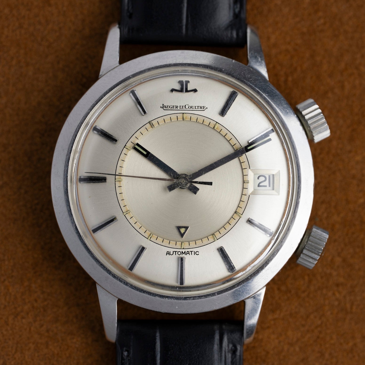 Cadran argenté de la Jaeger-LeCoultre Memovox avec disque d'alarme intérieur et index appliqués, montre vintage