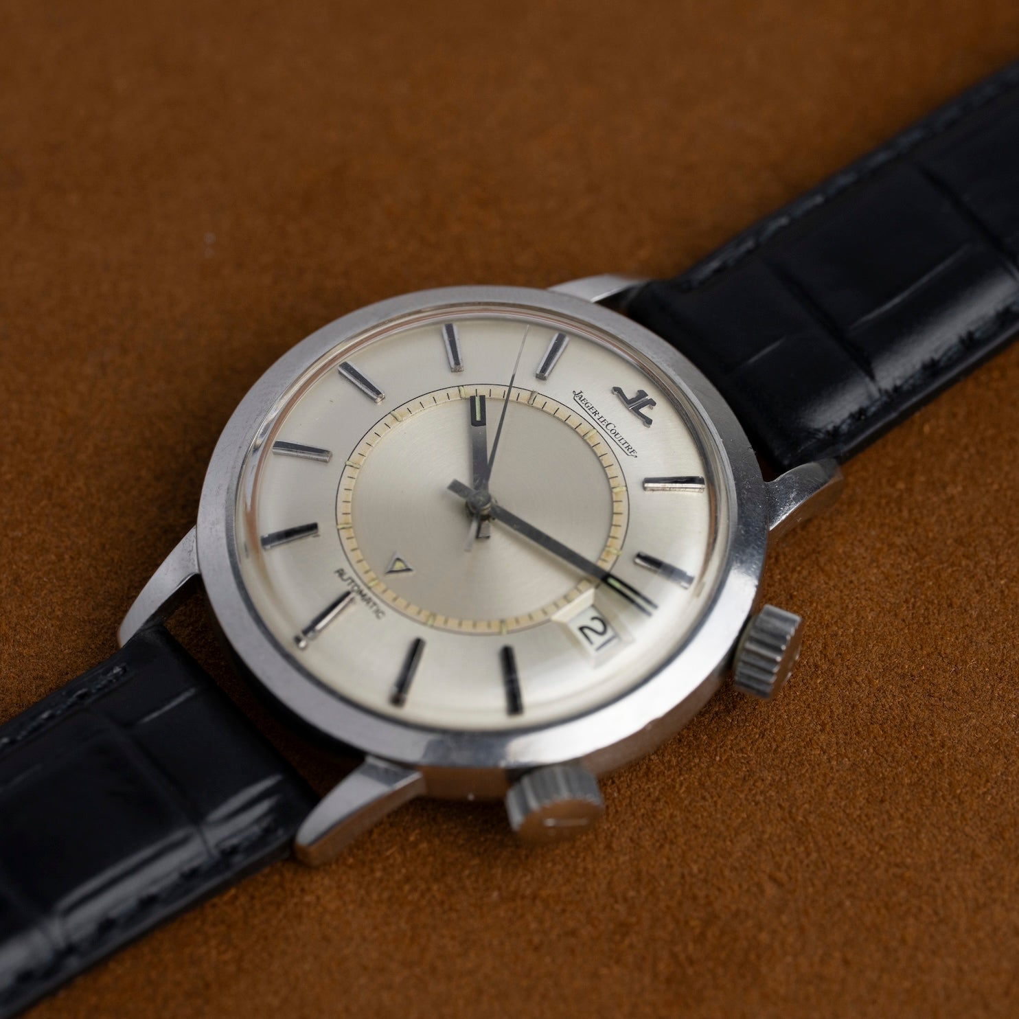 Jaeger-LeCoultre Memovox E855 en acier vue de trois quarts sur bracelet cuir, montre vintage