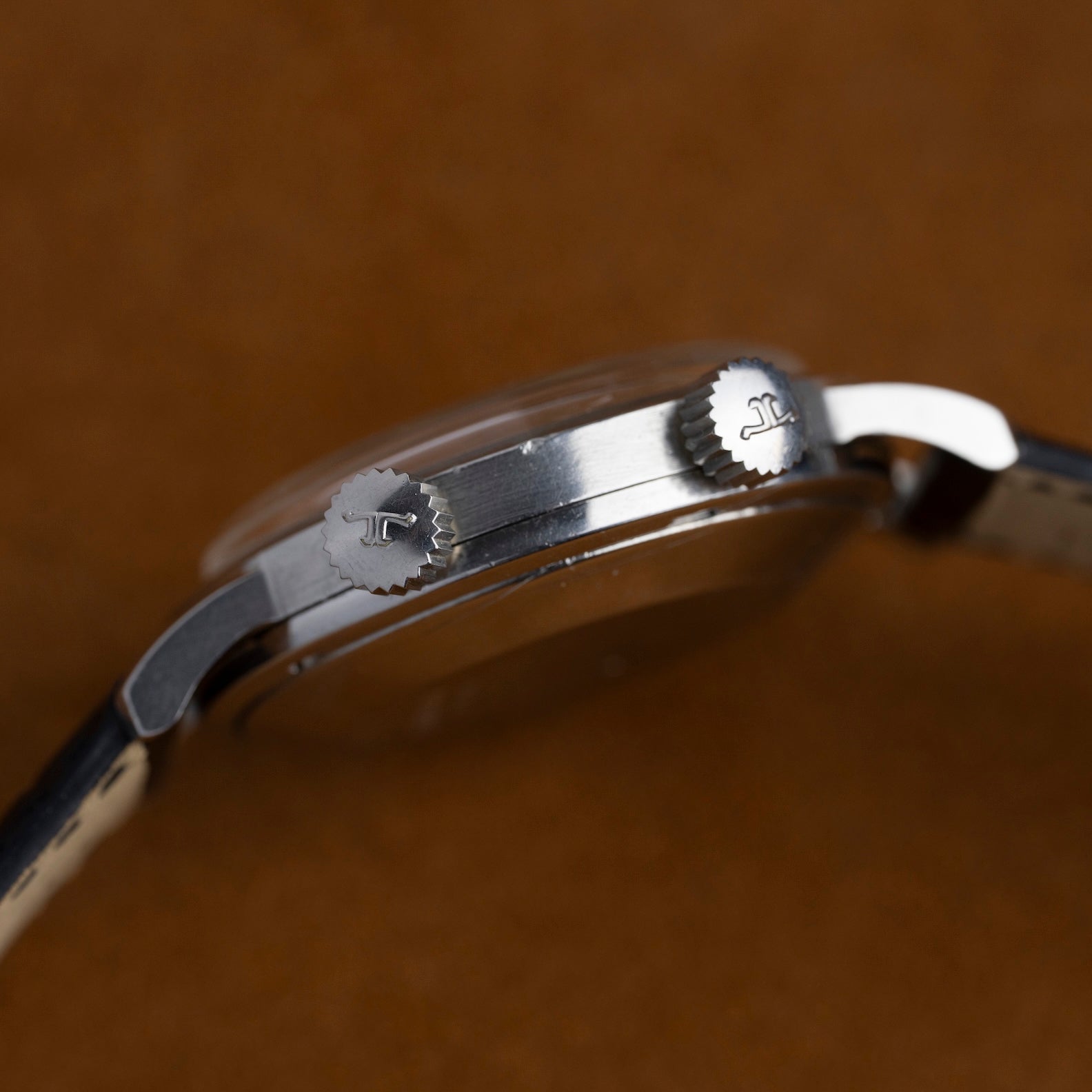Profil des deux couronnes signées JLC de la Jaeger-LeCoultre Memovox E855, montre vintage