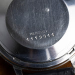 Détail de la gravure Memovox sur le fond de la Jaeger-LeCoultre E855, montre vintage