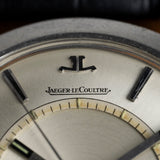 Logo JLC et signature Jaeger-LeCoultre sur le cadran de la Jaeger-LeCoultre Memovox E855, montre ancienne