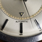 Triangle de l'alarme et mention Automatic sur le cadran de la Jaeger-LeCoultre Memovox, montre vintage