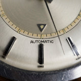 Triangle de l'alarme et mention Automatic sur le cadran de la Jaeger-LeCoultre Memovox, montre vintage