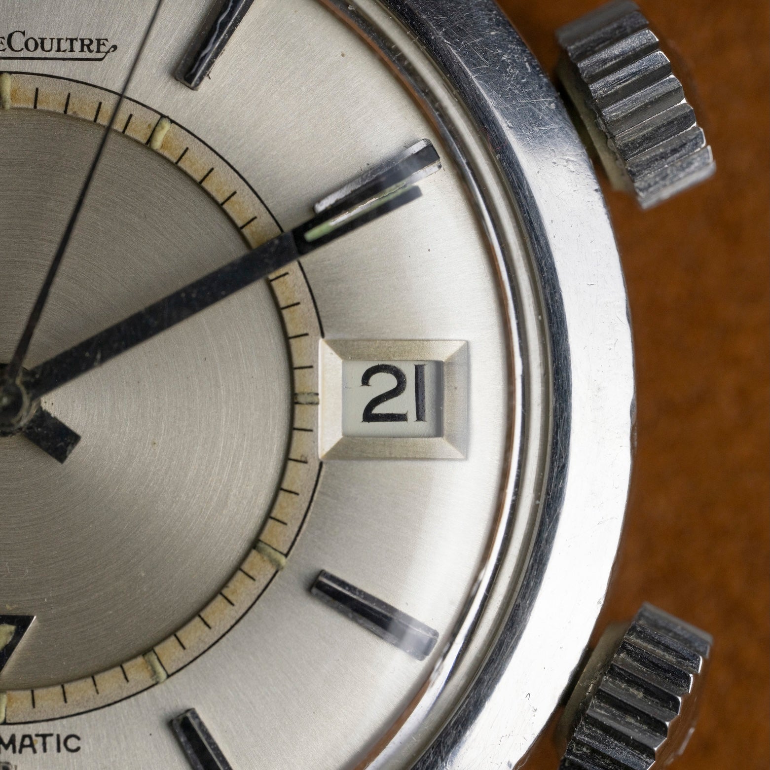Guichet date à 3 heures et couronnes signées de la Jaeger-LeCoultre Memovox E855, montre ancienne
