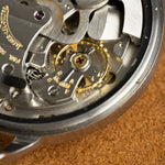 Gros plan sur le calibre K825 de la Jaeger-LeCoultre Memovox, montre ancienne