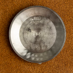 Intérieur du fond de boîte de la Memovox E855, poinçons Jaeger-LeCoultre, montre ancienne