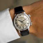 Montre vintage Jaeger-LeCoultre Memovox E855 des années 1970 au poignet, montre réveil automatique