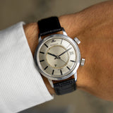 Montre vintage Jaeger-LeCoultre Memovox E855 des années 1970 au poignet, montre réveil automatique