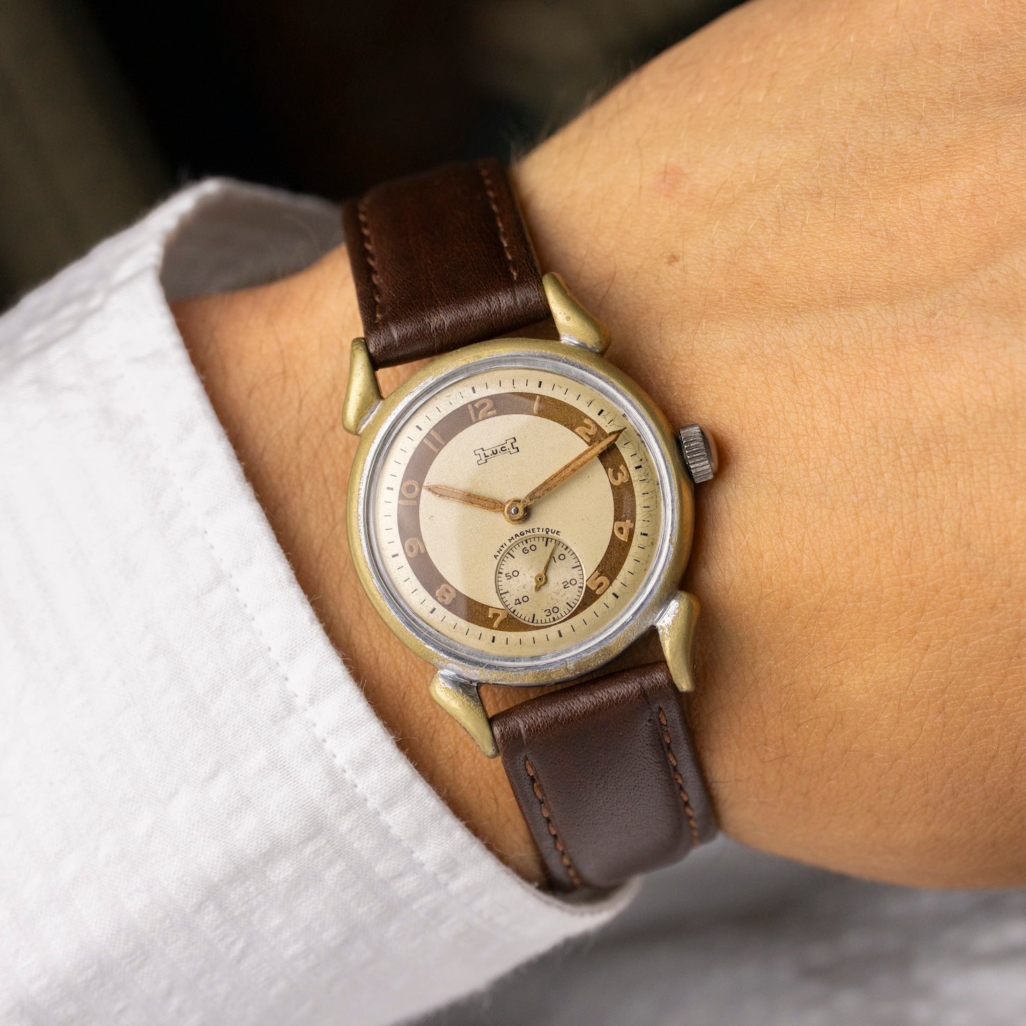 Montre vintage L.U.C. Chopard Bullseye des années 1950 au poignet, cadran crème et marron
