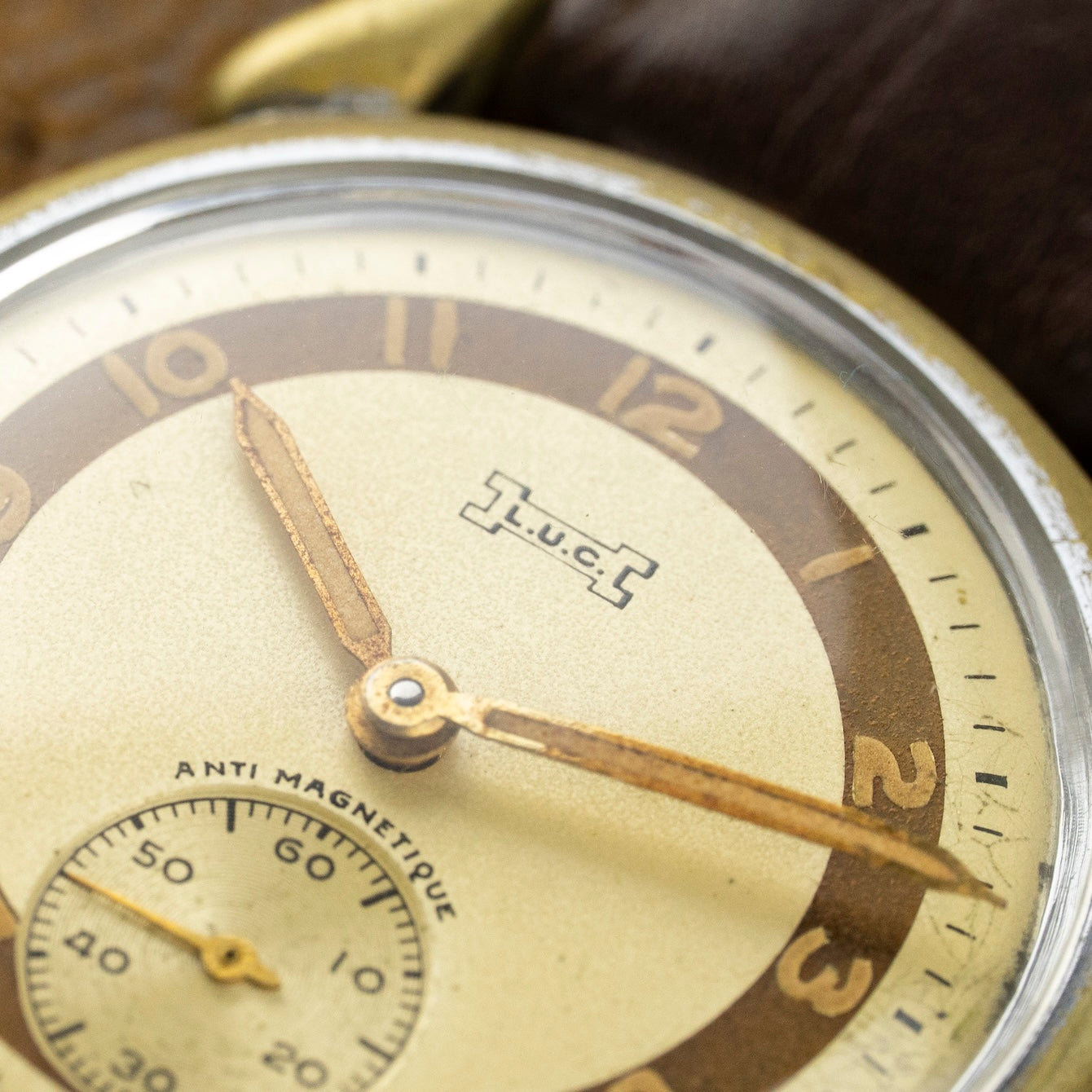 Logo L.U.C. Chopard et aiguilles dorées sur le cadran bullseye crème et marron, montre vintage