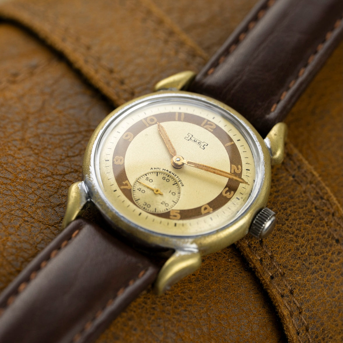 L.U.C. Chopard Bullseye vue de trois quarts sur bracelet cuir marron, montre ancienne