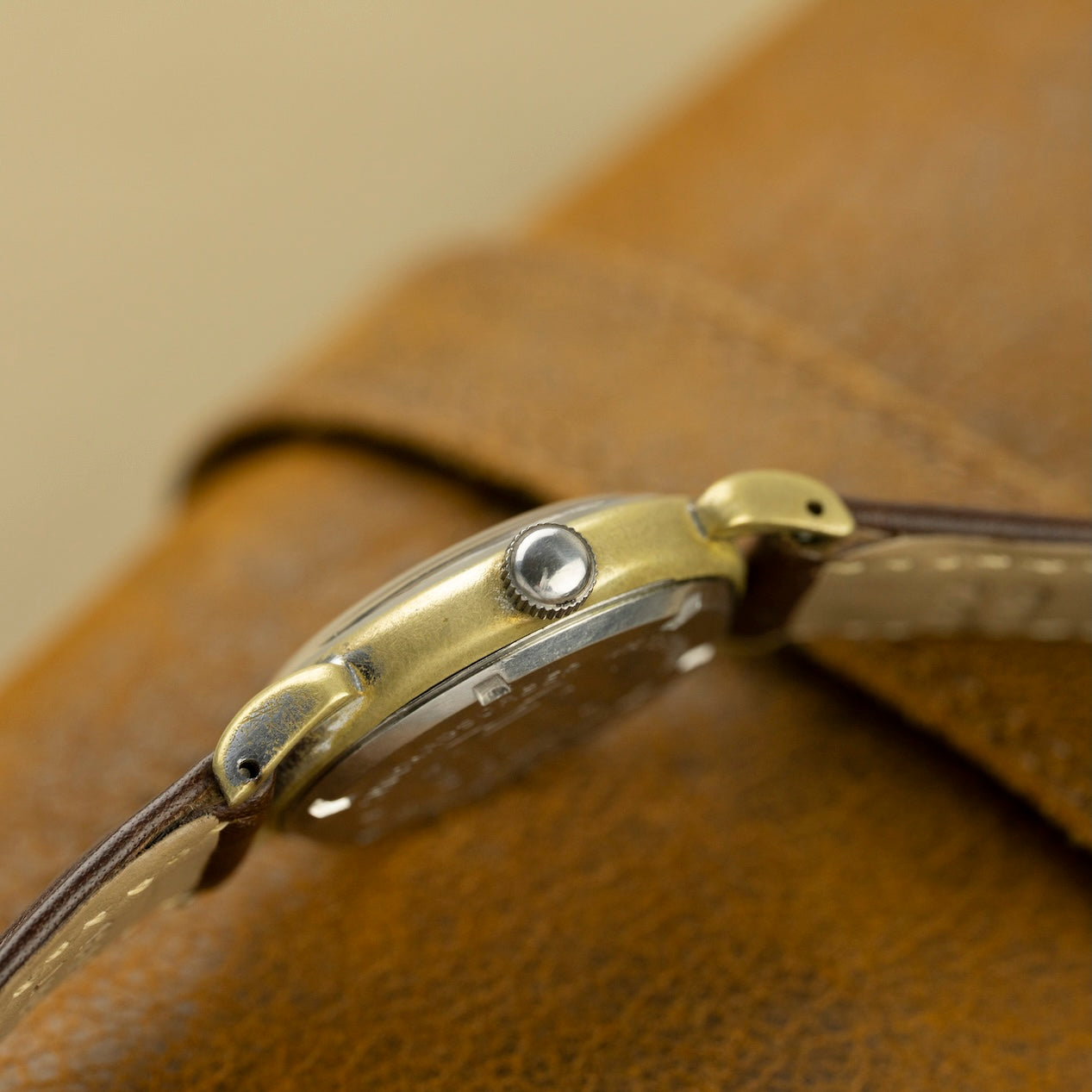 Profil côté couronne de la L.U.C. Chopard, cornes de vache, montre ancienne