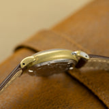 Profil gauche du boîtier de la L.U.C. Chopard Bullseye, montre vintage