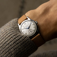 Montre vintage H. Moser & Cie des années 1960 portée au poignet
