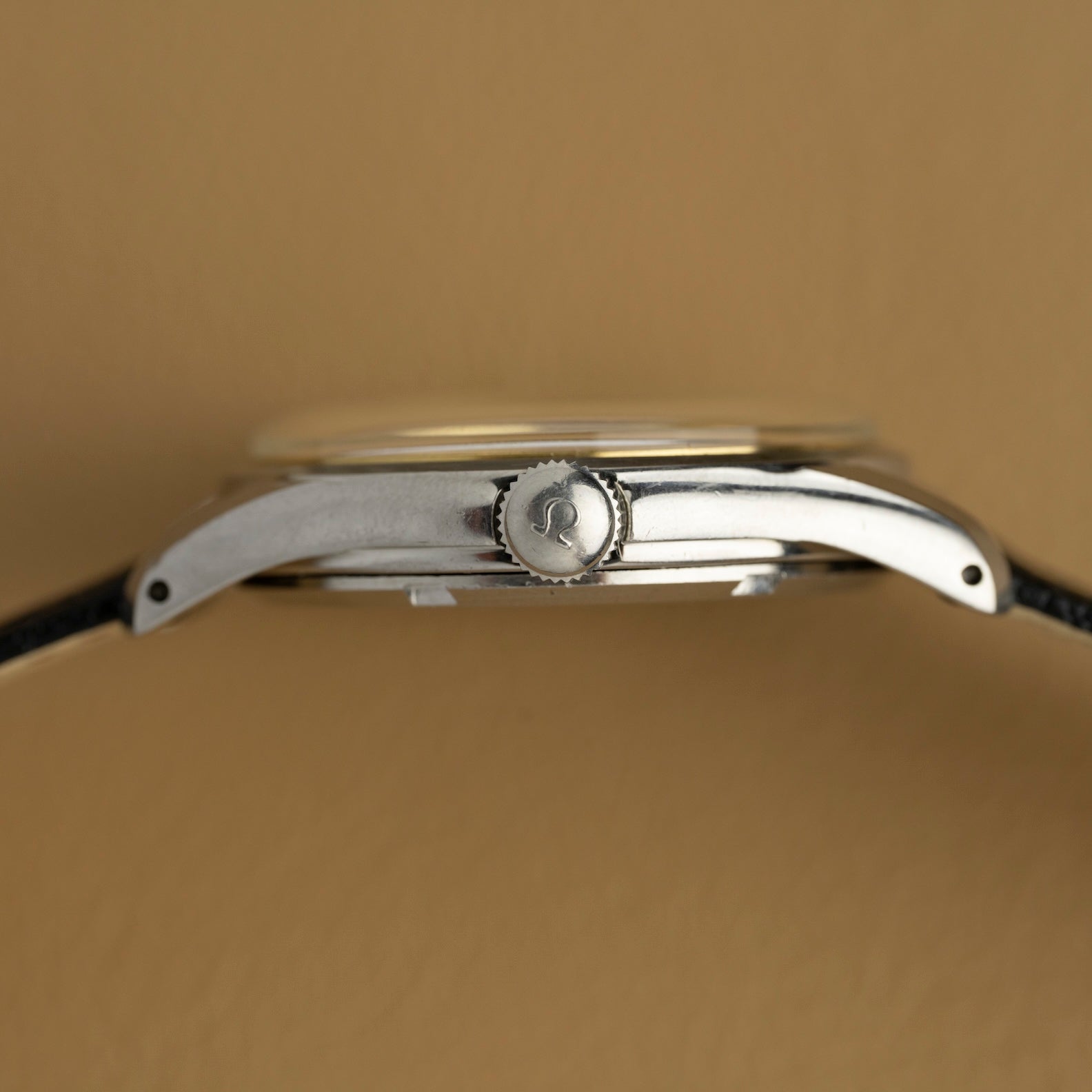 Crown-side profile of the 36 mm steel case of the Omega Jumbo 2639-12, antique watch