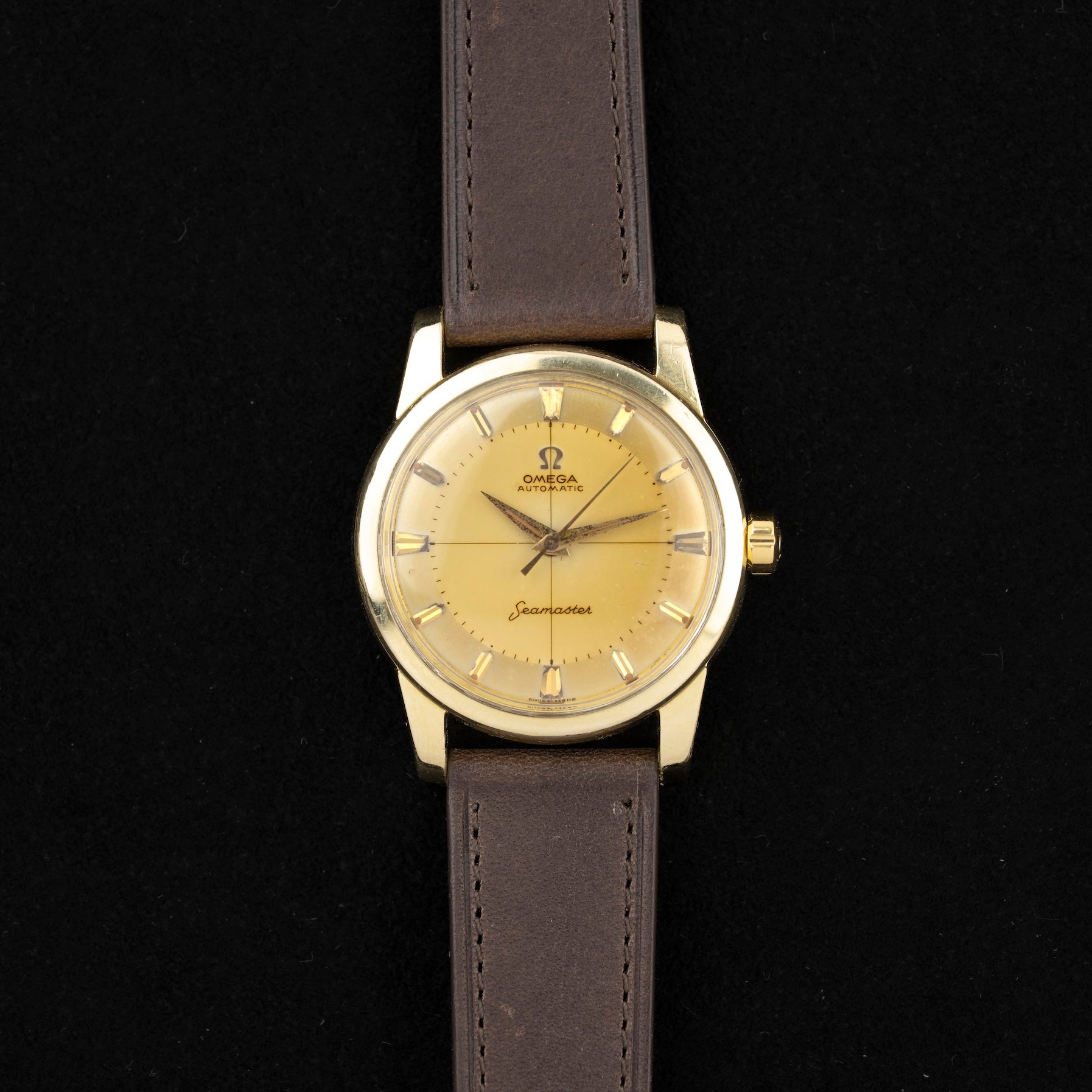 Omega Seamaster Automatic chapado en oro vista frontal con correa de piel, reloj antiguo