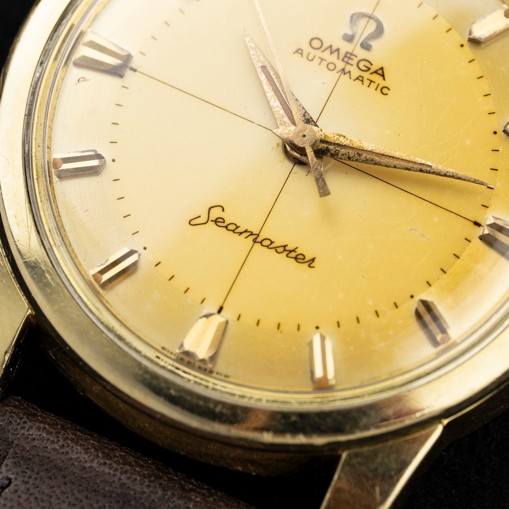 Firma Seamaster y cruz central en la esfera con pátina del Omega 1958, reloj vintage