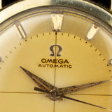Logotipo Omega Automatic y agujas doradas en la esfera crosshair, reloj antiguo