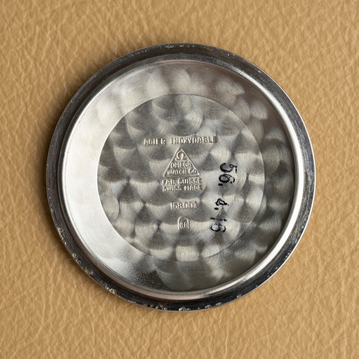 Interior del fondo de la caja del Omega Constellation 168.001, referencias grabadas, reloj vintage