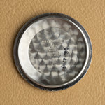 Interior del fondo de la caja del Omega Constellation 168.001, referencias grabadas, reloj vintage
