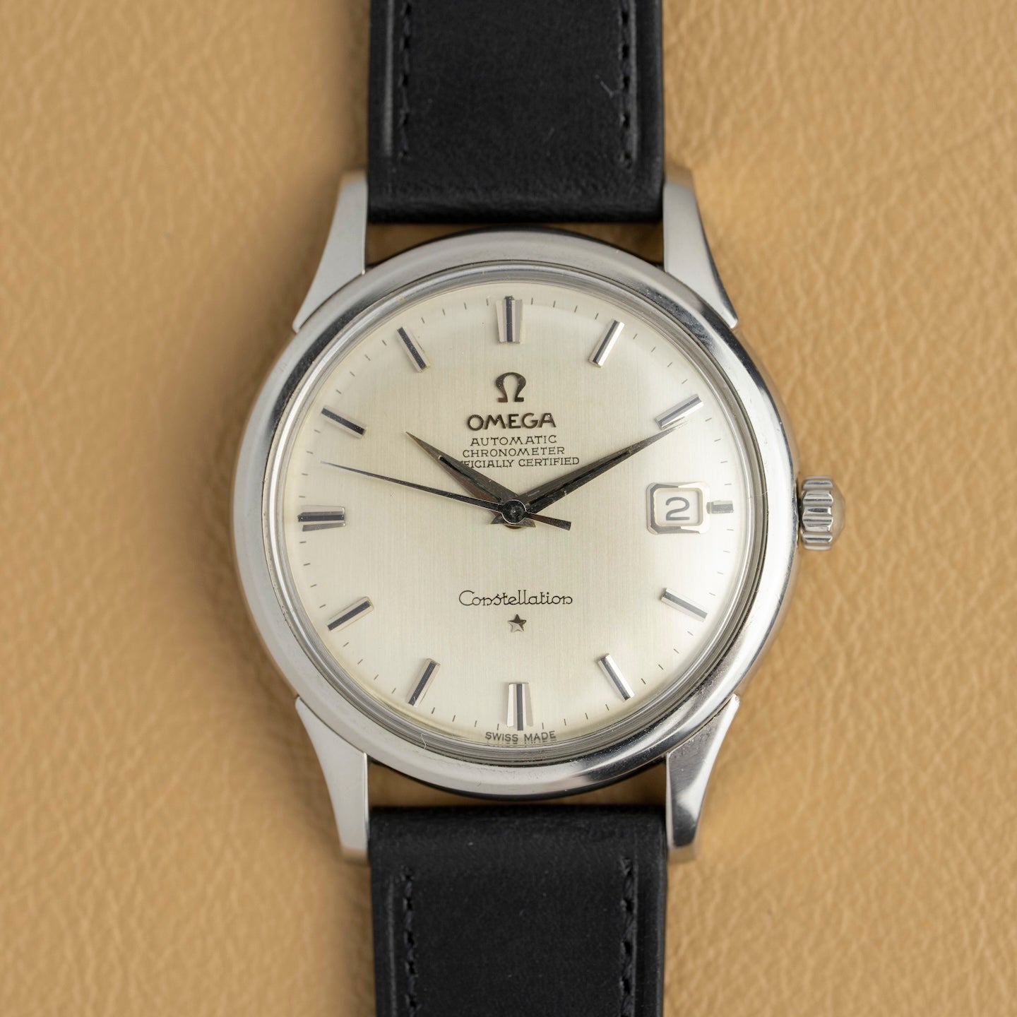 Esfera plateada del Omega Constellation 1963, índices aplicados y ventanilla de fecha, reloj vintage