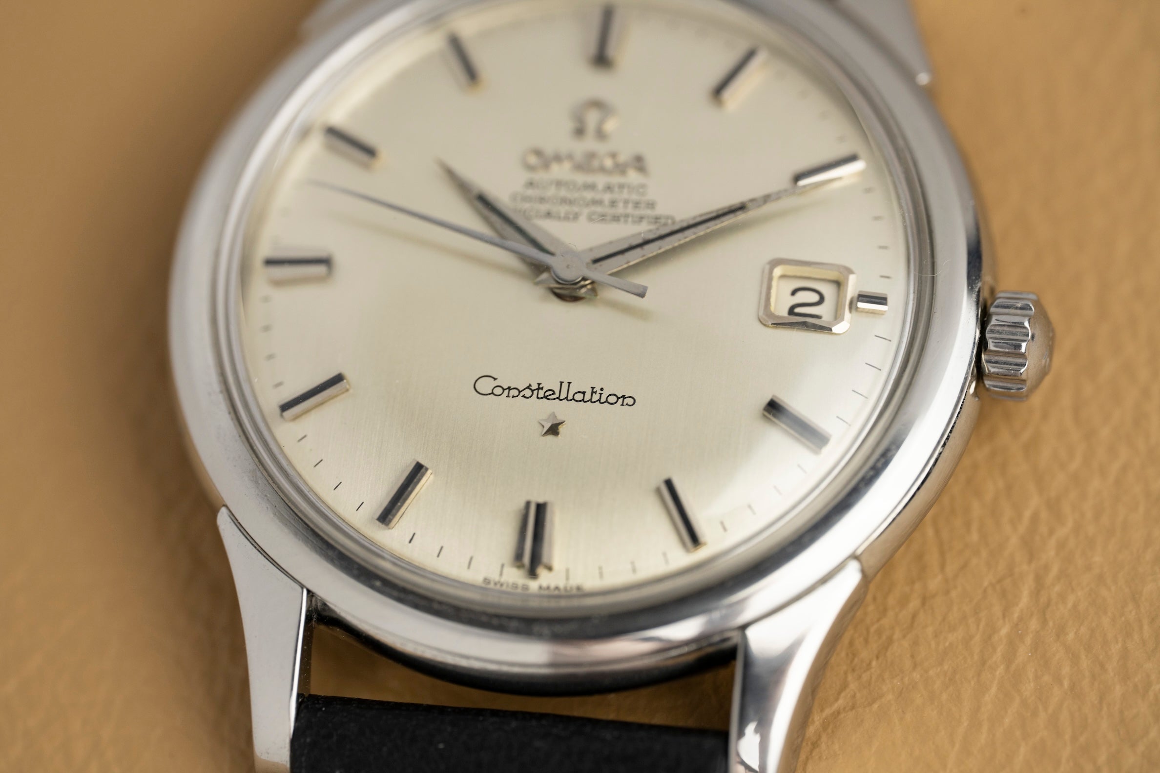 Omega Constellation 168.001 de acero vista de tres cuartos, reloj antiguo