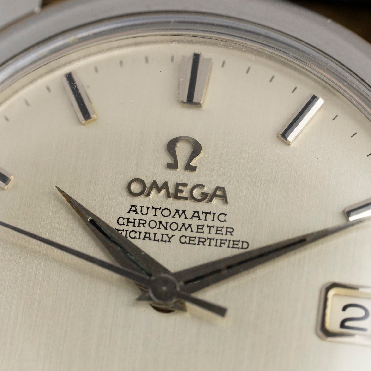 Inscripciones Automatic Chronometer Officially Certified en la esfera del Omega Constellation, reloj antiguo