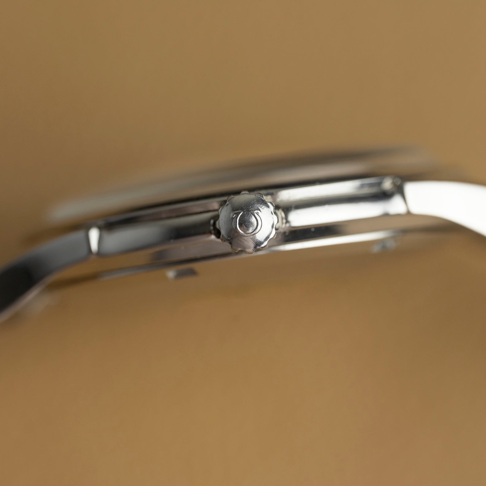 Perfil del lado de la corona de la caja de acero del Omega Constellation 1963, reloj vintage