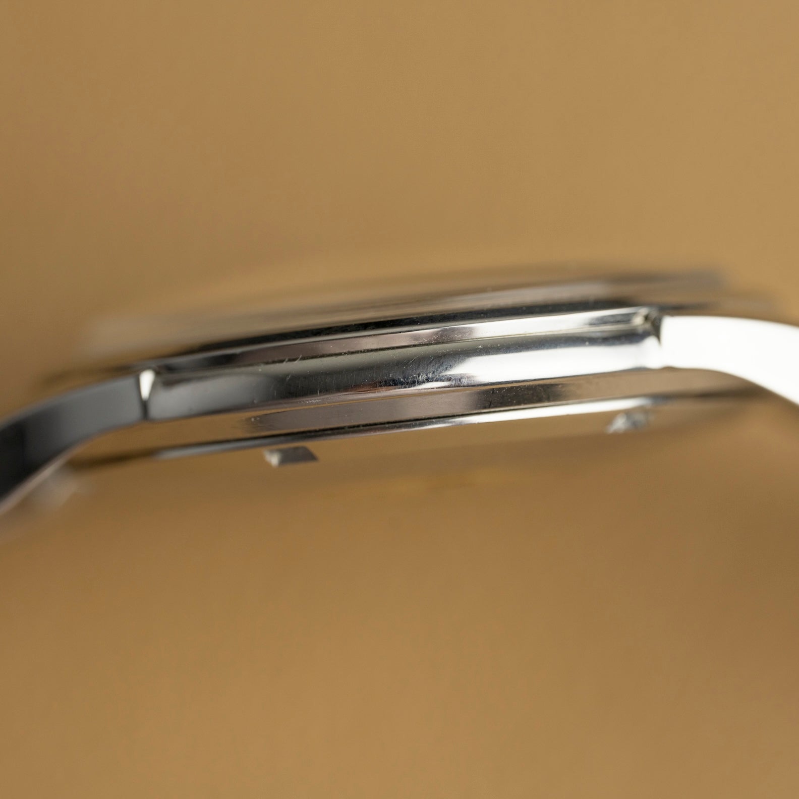 Perfil izquierdo de la caja de acero de 37 mm del Omega Constellation, reloj antiguo