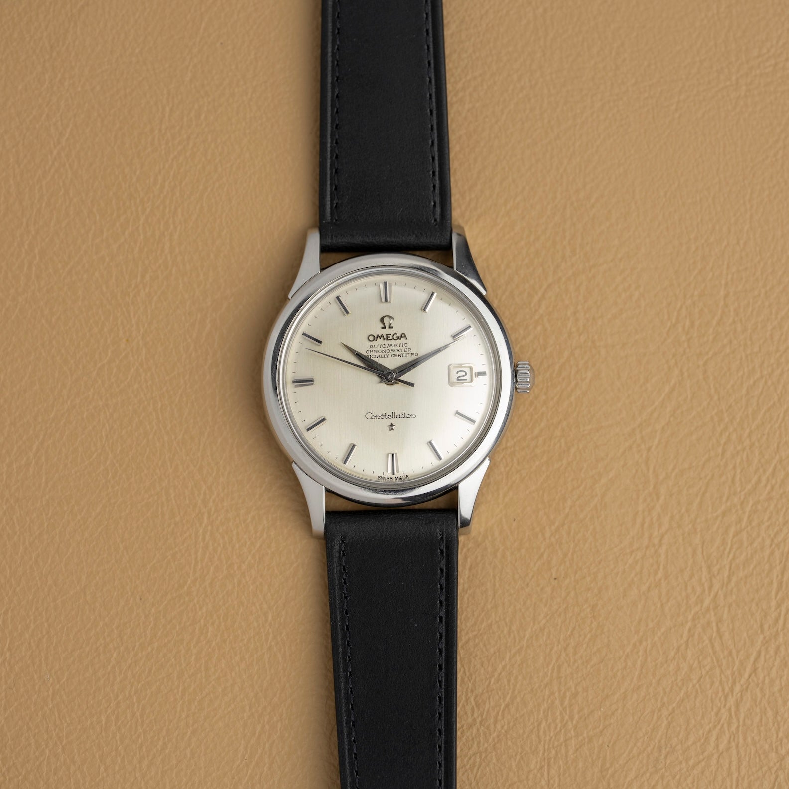 Omega Constellation 168.001 vintage vista frontal con correa de piel negra