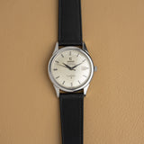 Omega Constellation 168.001 vintage vista frontal con correa de piel negra